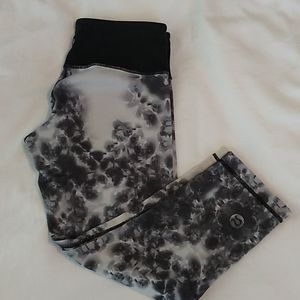 Lululemon wonder under crops